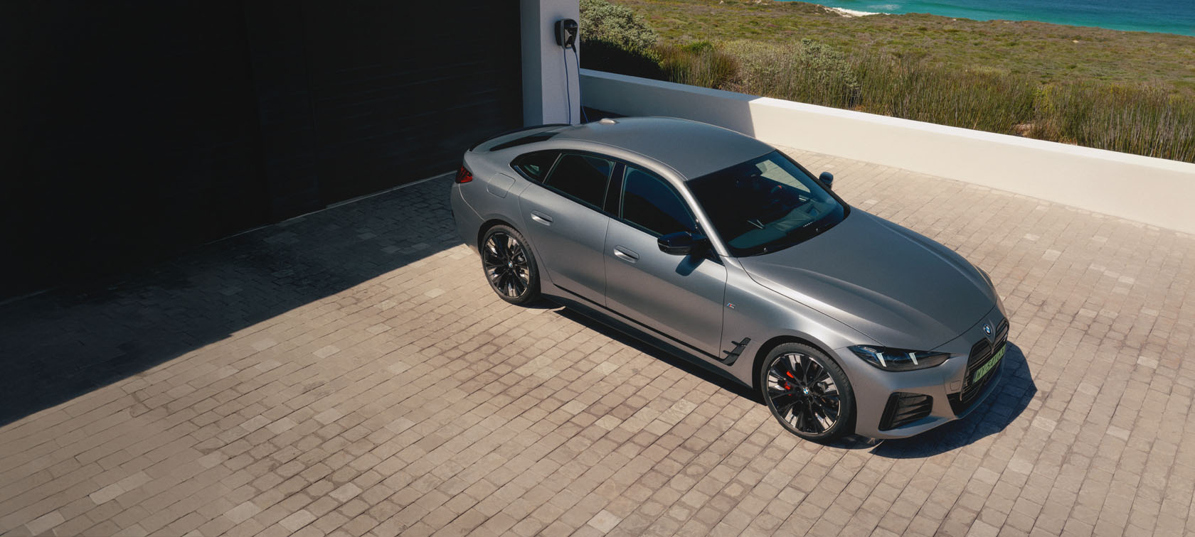 Praktyczna przestrzeń na wszystkie Twoje plany. Dzięki dużemu bagażnikowi BMW M5 Touring spełnia Twoje oczekiwania zarówno w życiu codziennym, jak i podczas podróży. Wyrazista stylistyka M przyciąga uwagę równie szybko, jak napęd hybrydowy M reaguje na naciśnięcie pedału gazu. Silnika benzynowy V8 M TwinPower Turbo w połączeniu z napędem elektrycznym, który przenosi na drogę moc systemową 535 kW (727 KM)<a href="#sup1"><sup>[3]</sup></a><a href="#sup1"><sup>[3]</sup></a>. zapewnia niesamowitą dynamikę, a dodatkową dawkę adrenaliny zapewnia sportowy pakiet M.